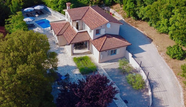Enjoyable 3-bedroom house with heated pool in charming Brgod