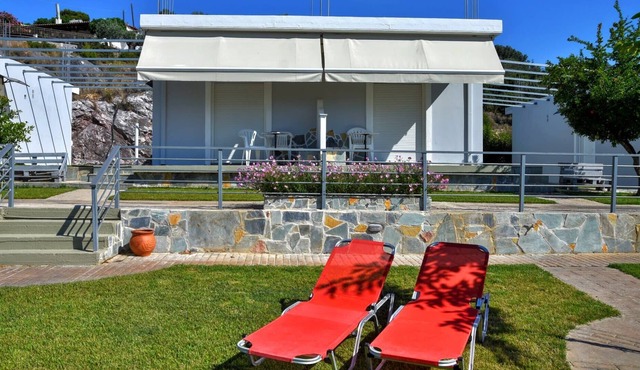 Eretria Cozy Home - Spacious Garden Retreat