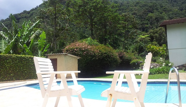 Excellent neighborhood with shops and amenities. Swimming pool and barbecue area. Pets allowed.
