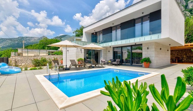 Excellent Villa Oasis with a pool, bbq, quiet area, family, gym