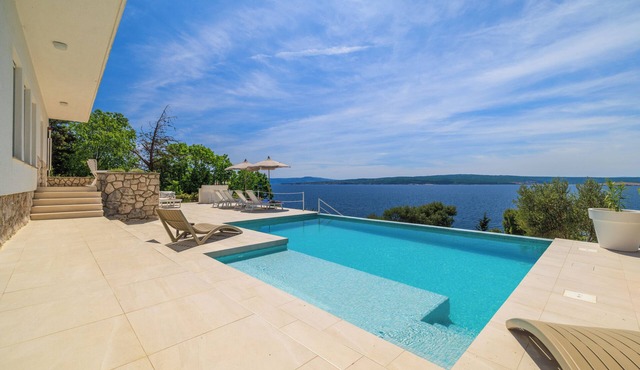 Exclusive villa by the sea for 6-8 people - pool & sea view