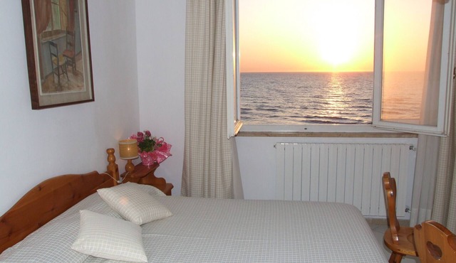 Flat directly by the sea, with stunning views from the terrace