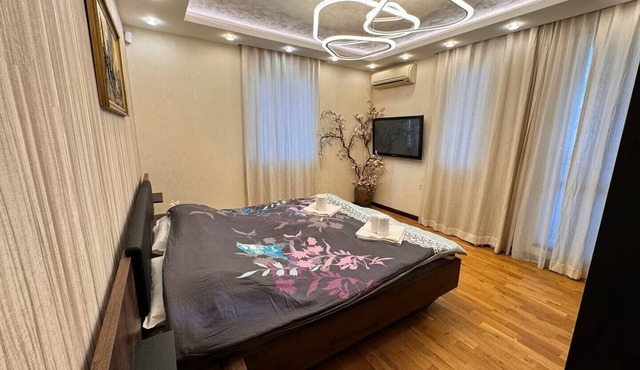 Fabulous 2-bedroom condo with AC in welcoming Варна in Sea garden