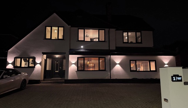 Fabulous 7-bedroom Hyacinth House perfect for your Birmingham getaway