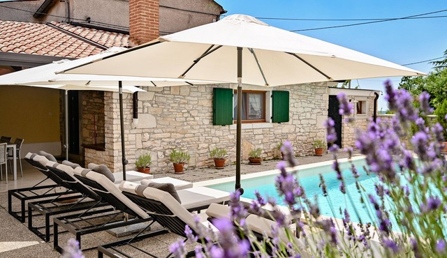 Familienferienhaus mit Schwimmbad, Sauna & Spielzimmer in Istrien, pet Friendly