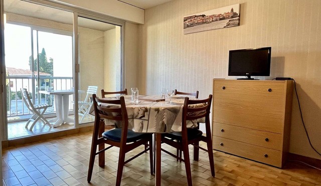 Family-Friendly 1BR Apartment, Near Beach & Shops, with Private Parking and Sunroom
