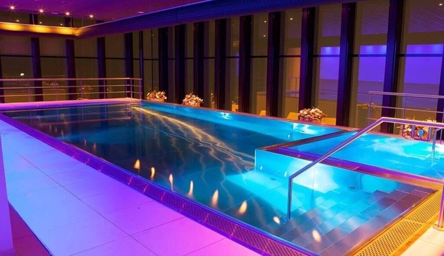 Family Room in Central Leiden with Indoor Pool and Wellness Center
