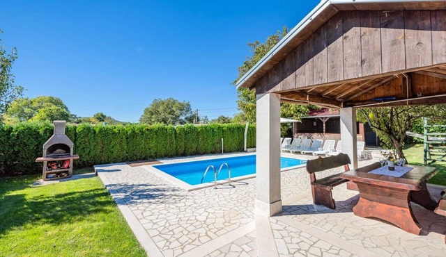 Family villa with a pool near Pazin