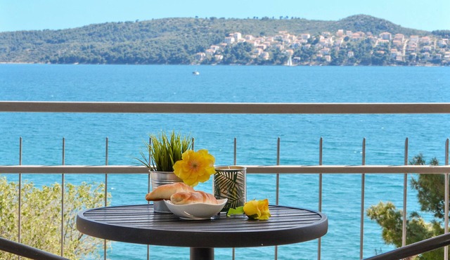 Fantastic beachfront apartment with private balcony on the Adriatic.Top location