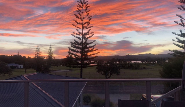 Fantastic Estuary & Golf Course Views, Huge Deck, Great Sunsets, Modern & Cosy