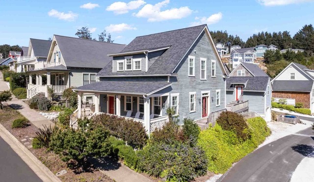 Fantastic Olivia Beach Retreat, Hot Tub, One Block From Park & Playground, Communal Pool, Gym