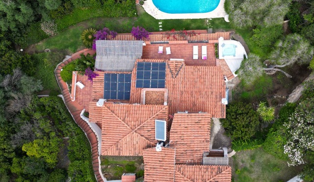 Fantastic villa with infinity pool, 4 bedrooms and 4 bathrooms, Jacuzzi