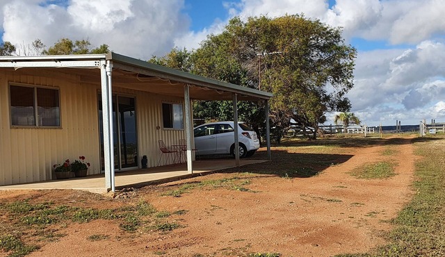 Farmstay cabins in Western Australia, close to highway.