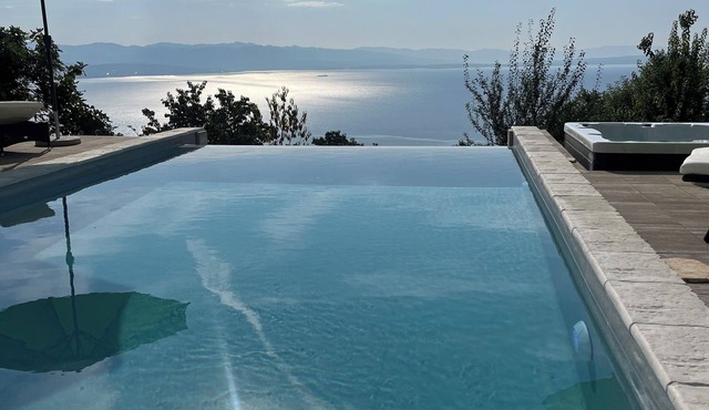 Ferienhaus in Einzigartiger Lage mit Meerblick und Infinitypool