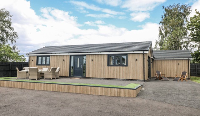 FIELDS VIEW, family friendly, character holiday cottage in Alrewas
