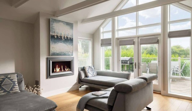 Firefly Lodge - Lakeside Cotswold Stay with Kayaks
