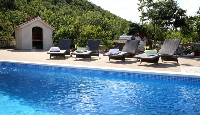 [First minute %] Authentic stone house with pool