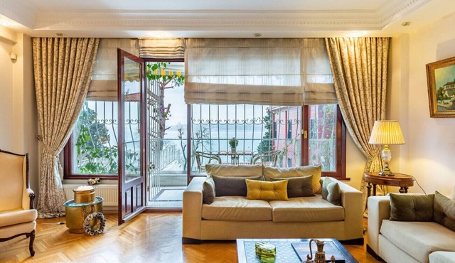 Flat near Bosphorus Coast with View in Uskudar