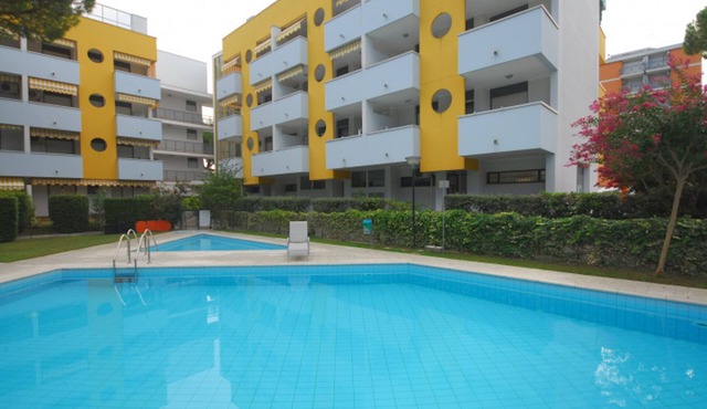 Flat with balcony and shared pool