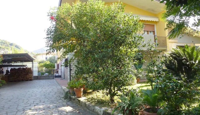 Flat with garden closed to see