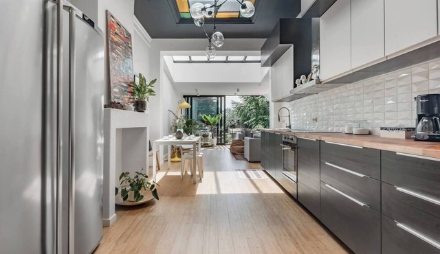 FlemisHome Spacious Getaway – Free Parking, Garden, Terrace, Great Location"