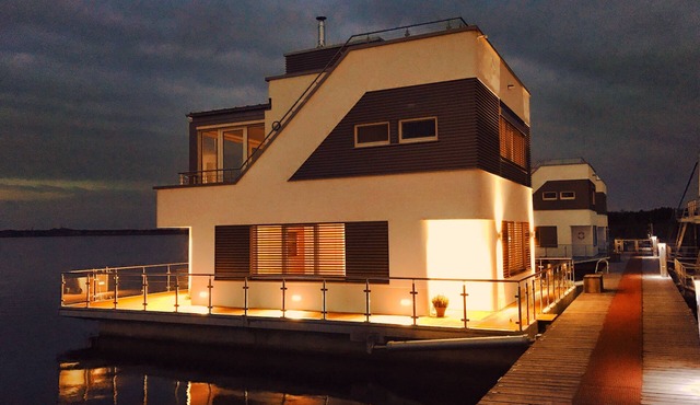 Floating 2 bedroom villa with fireplace and air conditioning