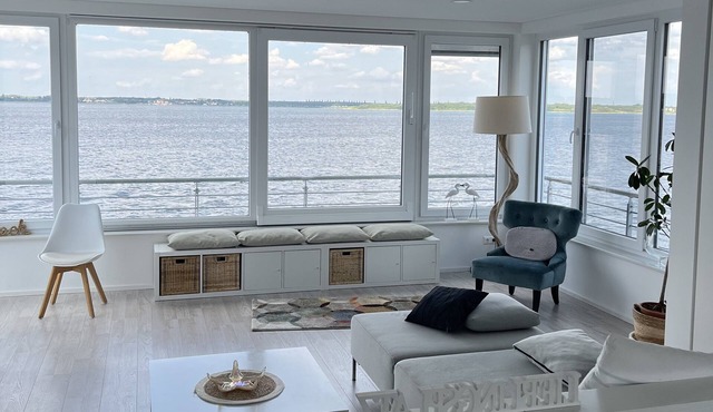 Floating house, vacation home sea vacation