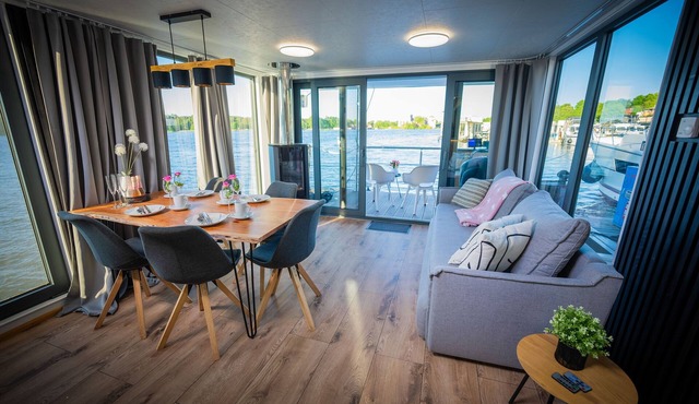 Floatinghouse Roma WOMA D13 – Modern Houseboat with Panoramic Views for 7 Guests
