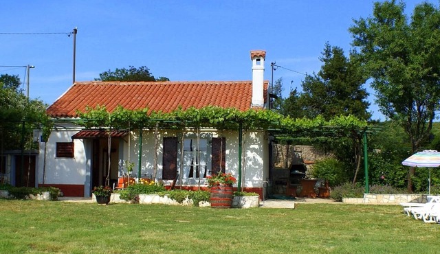 Freistehendes Haus Violeta mit weitläufigen Garten by Interhome