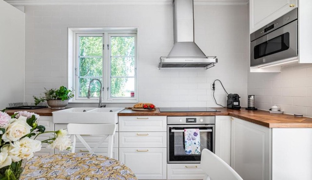 Gård med egen sjö med bryggbåt, nyrenoverat!