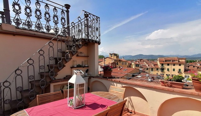 Gabry's Rooftop Terrace Home with breathtaking Views of Lucca & Tuscany