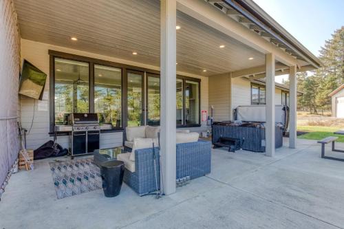 Gearhart Getaway - Gated Community Home w/Hot Tub, Walk to Beach