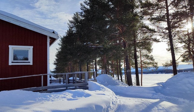 Gemütliches Holzhaus in der Wildnis von Lappland in Wunderschöne Lage am Wasser