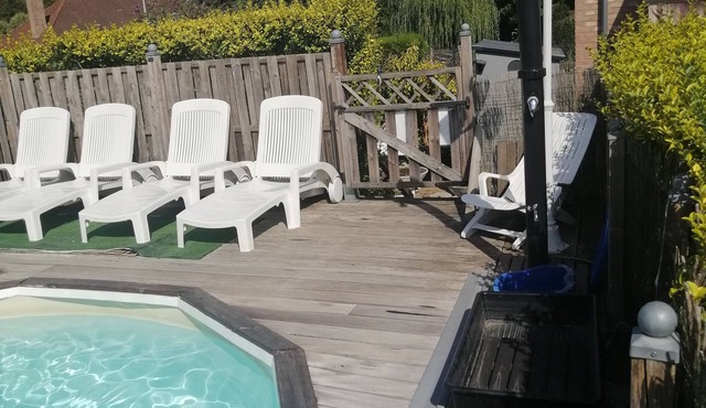 GITE "LE BEL ETAGE" 6 PERSONS WITH SWIMMING POOL AND JACUZZI Sleeps 3.