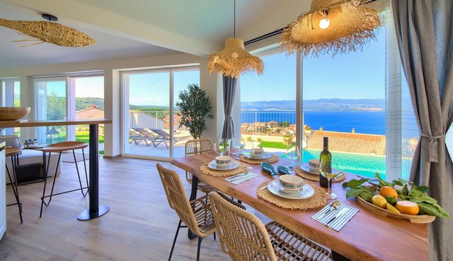 Goldfish villa direct from owner, heated pool, barbecue, sauna, bike-friendly