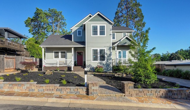 Gorgeous 4-bedroom house steps to Historic Folsom's Sutter Street & Lake Natoma