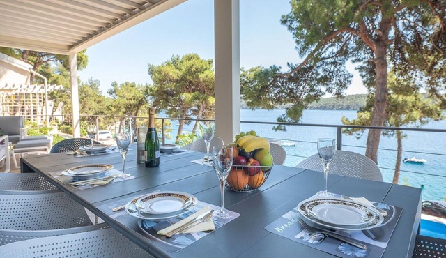 Gorgeous Croatian Villa | Villa Hana | 3 Bedrooms | Heated Pool | Mooring