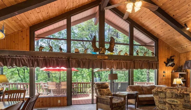 Gorgeous Lakehouse w/Hot Tub, Pool Table, Games & MORE!