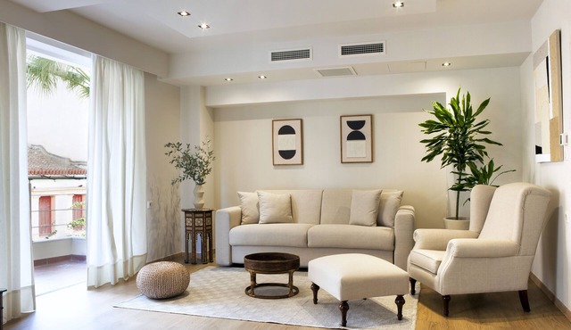 Gracious-With Balcony 2Bd/3Ba Apt in Ideal Location