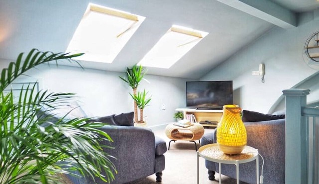 Great apartment 5 mins walk to shops and bars.