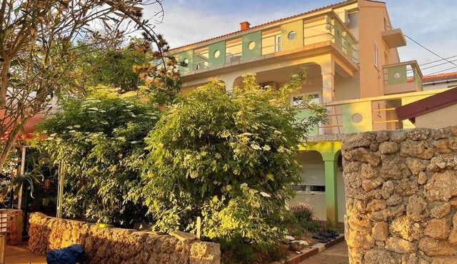 Green Apartment for 3