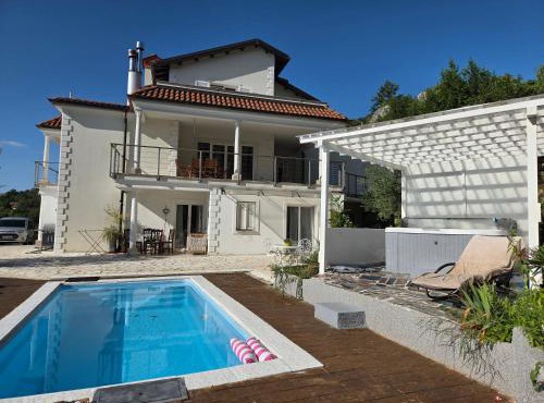 Grosse Apartments mit Meerblick und Pool und Jacuzzi