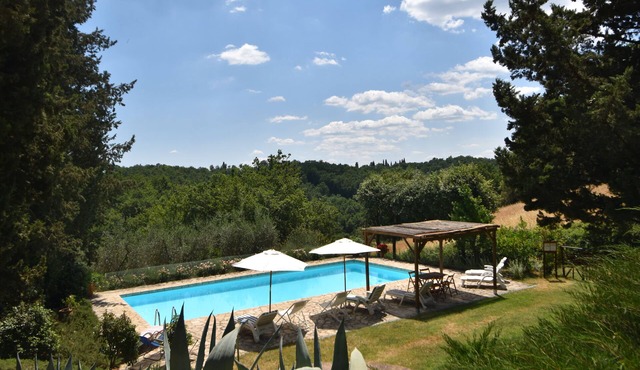 Guest House in Villa with pool, terrace, walks, 10 min. Siena, Chianti.