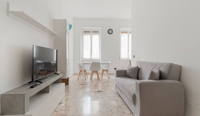 GuestHost - Cozy 45m2 apartment, ideal for 3 people, located on the ground floor of a building.The accommodation is located within the Varesina district, a popular, multi-ethnic and constantly evolving neighborhood, which maintains a historical link with