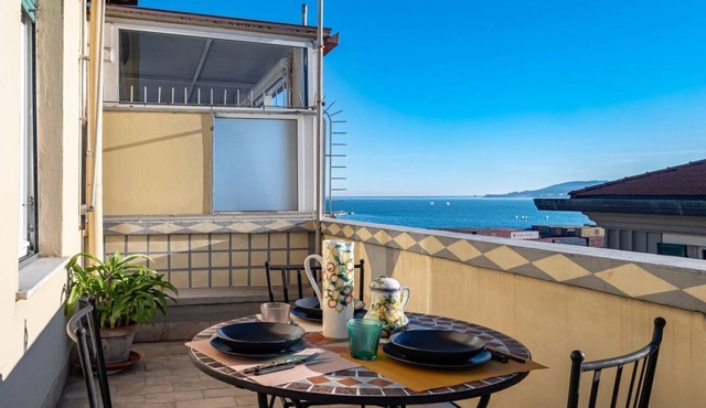 GuestHost - Cozy and bright 80sqm apartment, able to comfortably accommodate up to 5 people, located on the seventh floor of a period building equipped with a lift (5/6 steps to access it). The apartment is located near the main square of the city and a