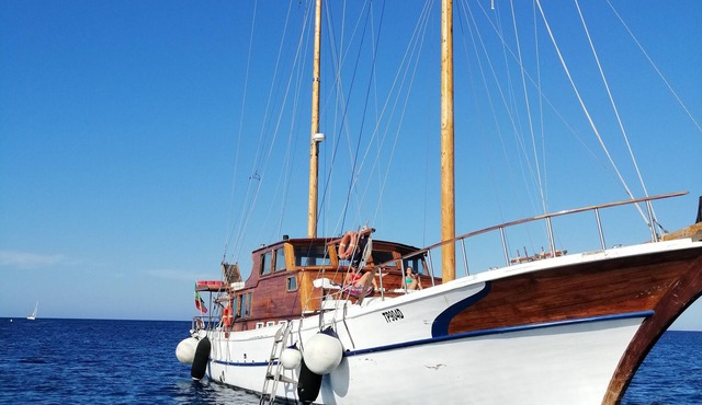 Gulet cruises in the Mediterranean - Liveaboard & Diving Safari by motorsailer.