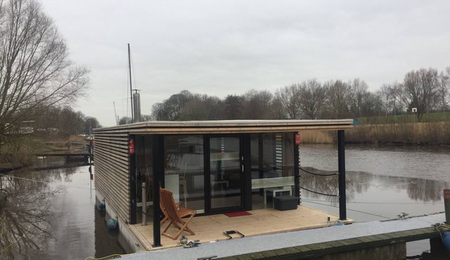 Hausboot für vier Personen mit Kamin und Terrasse by Interhome