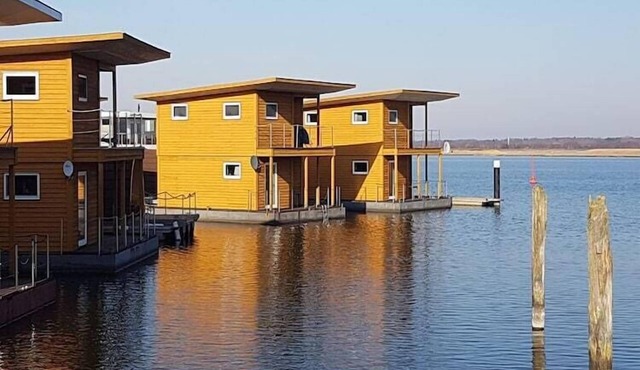 Hausboot in Kroeslin am Bodden