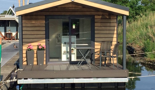 Hausboot KHT 1 Lacet mit Elektrokamin im Salon, 1 Schlafraum, Küche, Duschbad m by Interhome