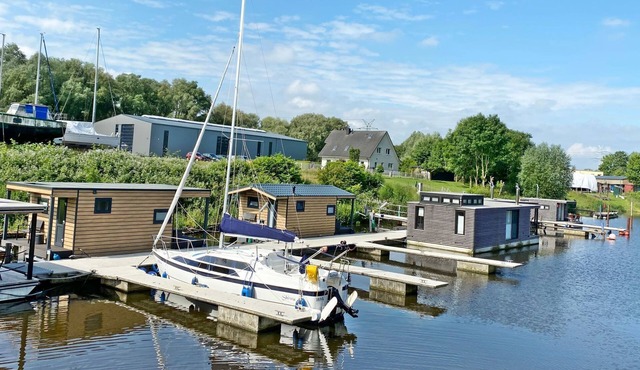 Hausboot KHT 2 Lacet mit Elektrokamin im Salon, 1 Schlafraum, Küche, Duschbad m by Interhome